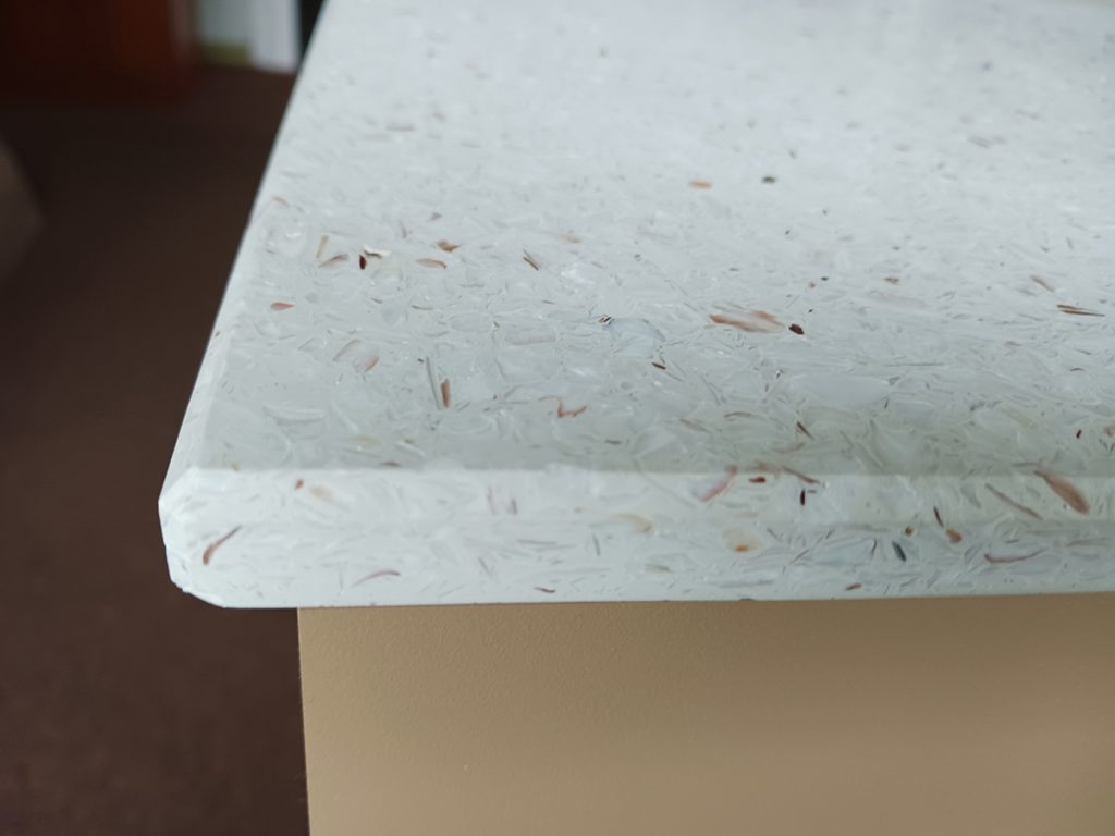 Plan de vasque en matériaux naturels recyclés